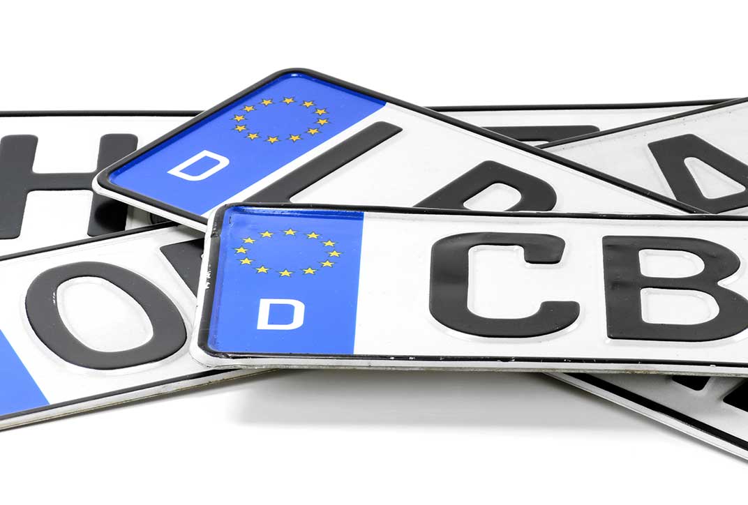 Ein Stapel europäischer Nummernschilder für Fahrzeuge.