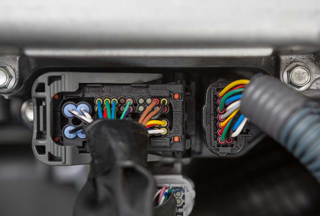 Blick auf verschiedene Kabel in einem Auto.