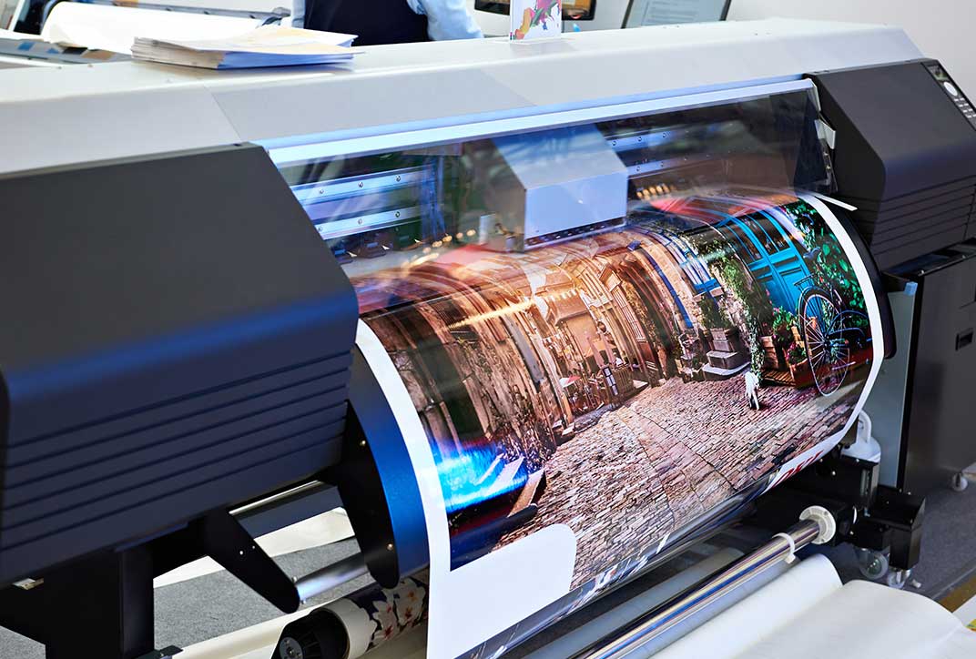 Ein Fotodrucker, aus dem ein frisch gedrucktes Foto kommt.