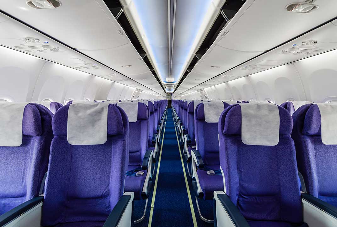 Blick auf Sitzreihen in einem Flugzeug.