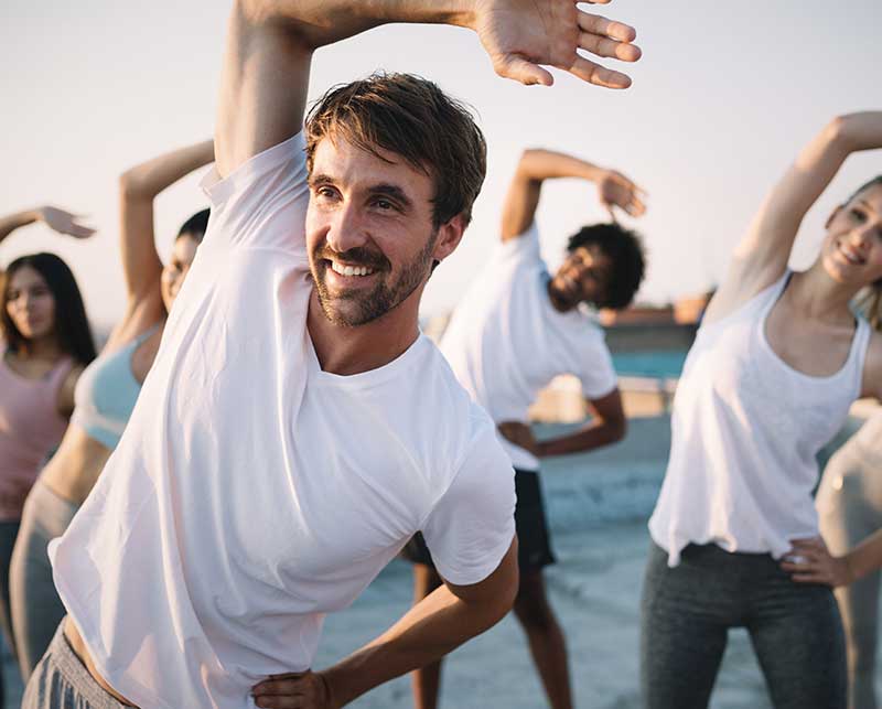 Gruppe von Menschen beim Sport